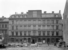 Från rivna kv. Faunen mot Mäster Samuelsgatan 41. I vindsvåningen ligger konstnär Gunnar Jonssons ateljé. Ateljén har tidigare varit fotoateljé. Nuvarande kv. Hästskon, Mäster Samuelsgatan 39