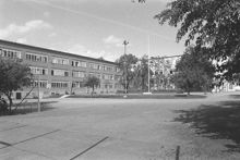 Bromma gymnasium. Skolgården mot NV