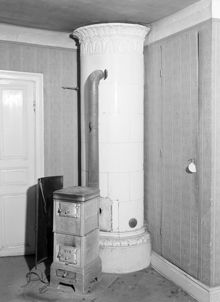 Mäster Samuelsgatan 40. Gårdshuset 1 tr. Kakelugn och kamin