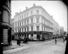 Hörnet Grev Turegatan 17 t.v. och Humlegårdsgatan 11 med Frans Brundins Bosättnings- & Manufaktur-affär