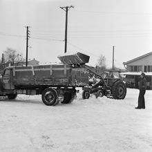 Renhållningen kör bort snö. Lastbilen med texten: Engelbrekts Express