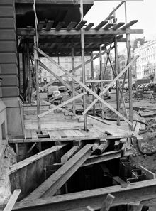 Centralplan norrut, Centralstationen. Byggnadsställning utanför entré. Förberedelser inför kung Haakons officiella besök