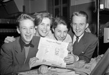 Karduansmakargatan 11B, Svenska Dagbladet. Skoltidningen ""Hugget om plugget"", tryckt i SvD:s sätteri. Fr. v. skolredaktionen, Lars Bringert, Peter Himmelstand, Dag Prawitz och Curt Widén