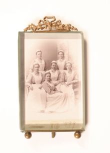 Inramat fotografi av Röda korset-sjuksköterskor