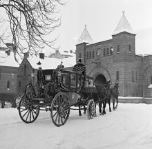 Sjuglasvagnen utanför Kungliga Hovstallet vid Väpnargatan
