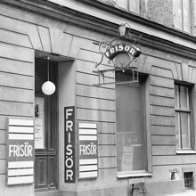 Herkulesgatan 26. Del av fasaden med skyltar till frisörsalong