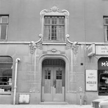 Tomtebogatan 5, portal och del av fasad