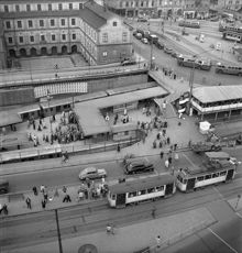 Vy över den ännu ej täckta Slussens T- banestation samt en del av Stadsmuseet. I bakgrunden t.h. Södermalmstorg