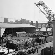 Liljeholmens station före rivningen 1959. Liljeholmens godsstation med Årstabron i fonden