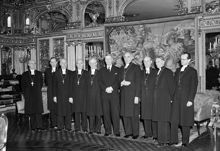 Interiör från Kungliga slottet. Nio biskopar besöker kung Gustaf VI Adolf. Fr. v. E. Malmeström, G. Hultgren, J. Cullberg, B. Jonzon, G. Aulén, Y. Brilioth, A. Runestam, M. Björkquist och B. Giertz