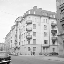 Kvarteret Gnistan i hörnet Grevgatan/Kommendörsgatan.Kommendörsgatan till vänster