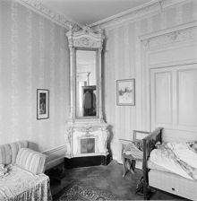 Upplandsgatan 18, Rådmansgatan 75, interiör av f.d. salong, vån. 2 tr., höger. Kakelugn med spegel