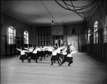 Gymnastiksal med gymnastikuppvisning
