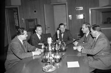 Högerledaren Jarl Hjalmarson valintervjuas i radio. Fr. v. Herbert Claesson (s), Holger Wigerz (fp), Hjalmarson, Knut Olsson (k) och Torsten Andersson (bf)