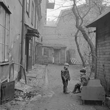 Tjärhovsgatan 32. Gårdsbild med barn