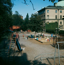 Lekplats söder om parkleken vid Saltmätargatans förlängning i Observatorielunden. Till höger Handelshögskolan