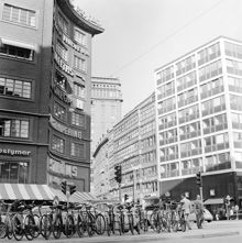 Kungsgatan sedd österut vid Sveavägen. I förgrunden cykelparkering