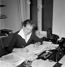 Drottninggatan 31. Agda Rössel ordförande (1948-1952) i Yrkeskvinnors Samarbetsförbund (Y.S.F.)