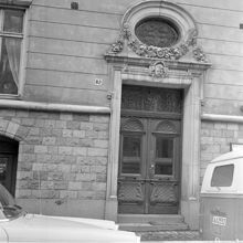 Portal till Karlavägen 82
