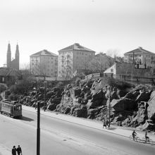 Hornsgatan västerut från Ansgariegatan. Nuv. Hornsgatan 122, kv. Mullvadsberget. Högalidskyrkans torn i fonden