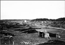 Enskede småstugeområde under byggnad. Bild från gavelfönster i kv Manbyggnaden 2 mot öster.
