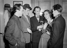 Litteraturafton, grupporträtt av unga författare. En ung kvinna har en tax i famnen