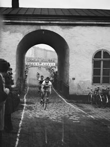 Karlbergs slott. Karlbergsloppet på cykel. Stig Mårtensson leder loppet, tätt efter kommer Artur Scott och Owe Nordqvist