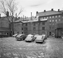 Garvargatan 4-6. Parkerade bilar på gården