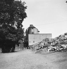 Pipersgatan 8 (nu 16) norrut. Gatan hette Pipers Gränd före 1885. T.h. sker anläggningsarbete för Kungsklippan och idag leder härifrån Piperska Trappan upp till Kungsklippan. Nu kv. Diamanten