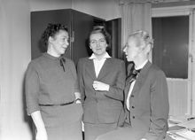 Drottninggatan 31. Diskussion om politik och kvinnoarbete på Kvinnliga Kontoristföreningen. Fr. v. okänd, Agda Rössel och Lisa Svanberg