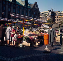 Torgstånd  med frukt och grönsaker på Hötorget