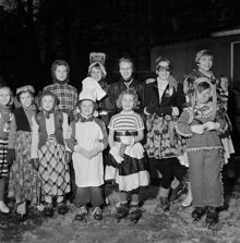 Humlegården. Grupporträtt av skolbarn, utklädda i maskeraddräkt. Enligt uppgift arrangerades skridskoåkning