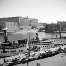 Ångbåtar vid Södra Blasieholmshamnen. Utsikt över Strömgatan och Slottet. Nu Strömkajen