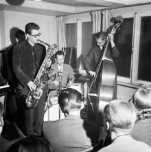 Rådmansgatan 24/Birger Jarlsgatan 64, Svenska Shell. Ett jazzband spelar under möte mellan Stockholms jazzklubbar. Saxofonister: Max Brühl och Lasse Gullin. Trummis: Birger Landström