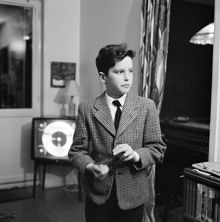 Mats Lindgren framför TV med testbild