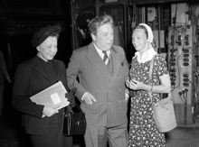 Nybroplan, Dramaten (Dramatiska teatern). Ensemblen samlas efter sommaren. Fr. v. troligtvis Elsa Carlsson, Dramatenchefen Ragnar Josephson och Inga Tidblad