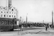 Ångspårvagn och vändskiva på  Karl Johans torg, år 1888