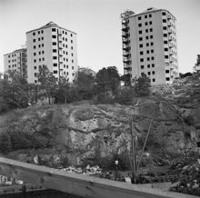 Danviksklippan. Nya punkthus byggs. Husen vetter mot Hammarbykanalen, där lastfartyg ses i förgrunden