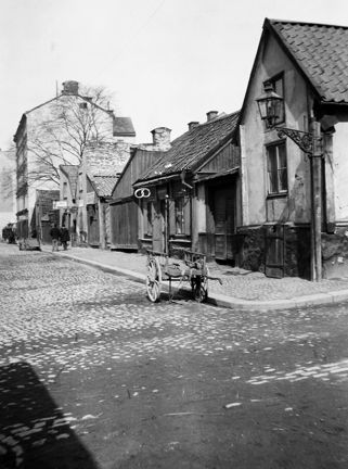 Roslagstorg norrut mot kvarteret Lerlaven. Vid Roslagstorg 12 står en dragkärra i hörnet mot Iversons gränd.