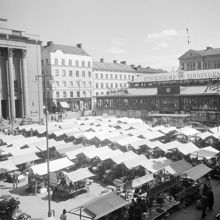 Hötorget söderut med gamla Hötorgshallen och Sergelgatan t.v. i fonden
