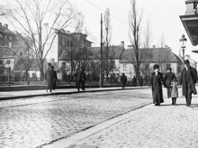 Fotgängare på Stora Badstugatan, nuvarande Sveavägen. T.v. Adolf Fredriks kyrkogård