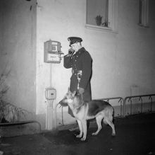 Arrangerat inbrott. Patrullerande polis mottager per telefon underrättelse från polishuset om ett inbrott
