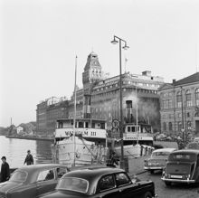 Nybrokajen. Vaxholmsbåtar och bilköer