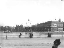 Karl  XII:s Torg sedd från Slottskajen. Äreport med anledning av att John Ericssons stoft har förts till Stockholm från USA
