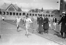 Stadion. Löpare växlar under Dagbladsstafetten