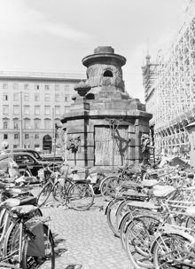 Brunkebergstorg norrut mot Telestyrelsens hus. Cykelparkering vid Brunkebergspumpen. Pumphuset flyttades till Stortorget 1953
