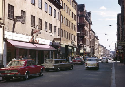 Götgatan söderut mot mot korsningen Högbergsgatan. Till vänster Sabis livsmedelsaffär vid Götgatan 29 och därefter lågprisvauhusetet EPA, Enhetspris AB, vid Götgatan 31.