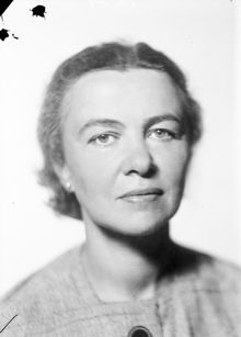 Porträtt av författarinnan Stina Aronson. (Stina Aronson publicerade böcker främst under sitt eget namn men även under pseudonymerna Sara Sand och Mimmi Palm)
