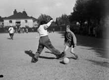 Hantverkargatan 67-69. Elever från Kungsholmens Läroverk (Högre allmänna läroverket å Kungsholmen) spelar fotboll mot sina utklädda lärare