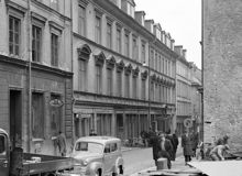 Kv. Stigbygeln, Mäster Samuelsgatan 41-45, västerut. Här ligger nu femte höghuset. Rivningsarbete för tunnelbanans framdragning har påbörjats i kv. Faunen, Mäster Samuelsgatan 40-42
